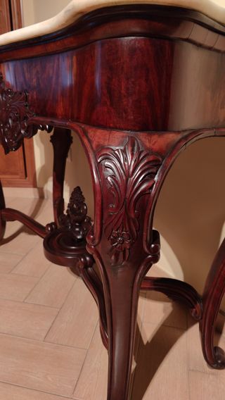 Consola de pared con tapa de mármol – madera talla