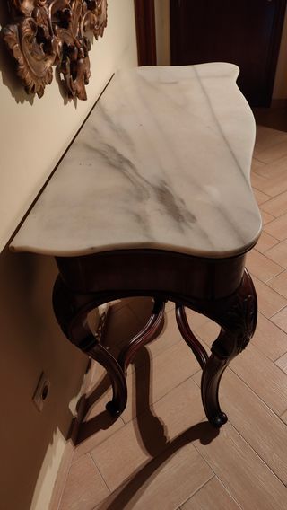 Consola de pared con tapa de mármol – madera talla