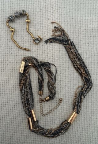 Conjunto collar y pulsera dorado y negro