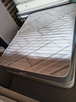 Canapé abatible y colchón viscoelástico