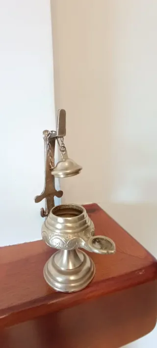 Candil antiguo de bronce tallado. Se puede colgar