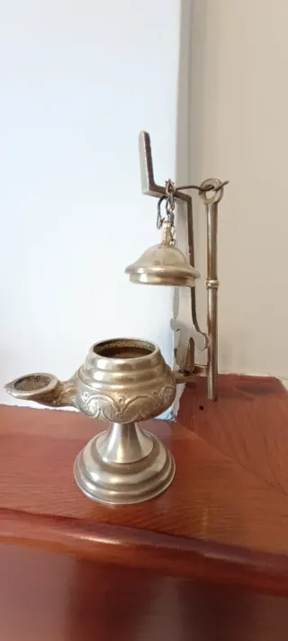Candil antiguo de bronce tallado. Se puede colgar