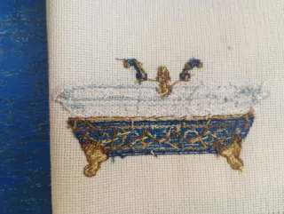 Tira bordada a mano.