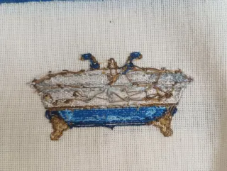 Tira bordada a mano.