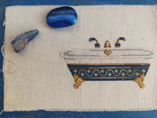 Tira bordada a mano.