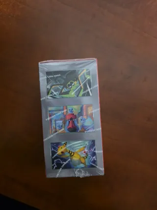 Caja de cartas Pokémon SV10