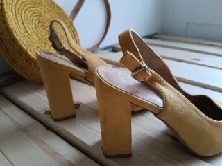 Bolso redondo y zapatos de tacón amarillos mostaza