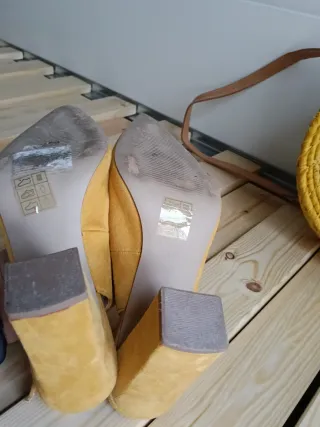 Bolso redondo y zapatos de tacón amarillos mostaza