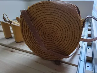 Bolso redondo y zapatos de tacón amarillos mostaza