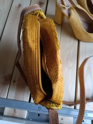 Bolso redondo y zapatos de tacón amarillos mostaza