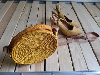 Bolso redondo y zapatos de tacón amarillos mostaza