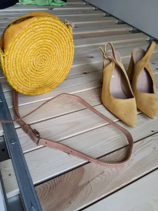 Bolso redondo y zapatos de tacón amarillos mostaza