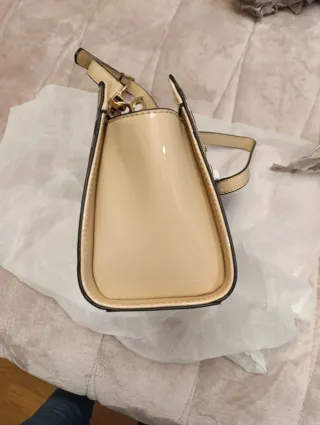 Bolso charol cuadros beige