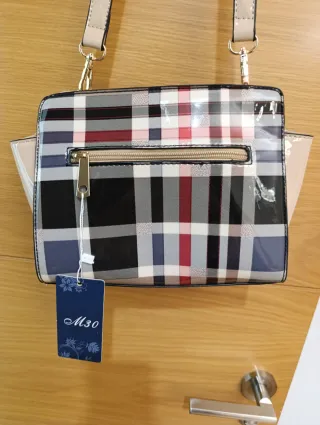 Bolso charol cuadros beige