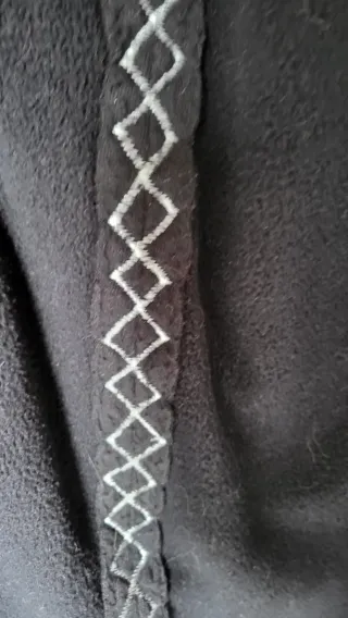 Abrigo Coralina Negro con Bordados