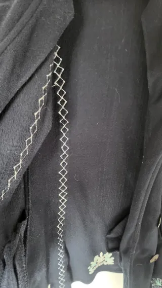 Abrigo Coralina Negro con Bordados