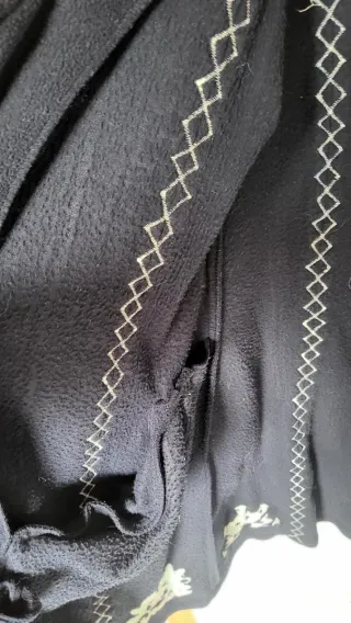 Abrigo Coralina Negro con Bordados