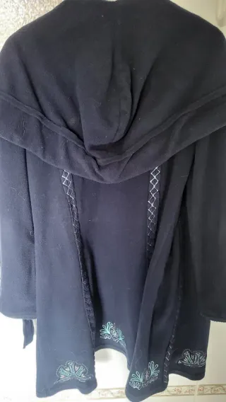 Abrigo Coralina Negro con Bordados