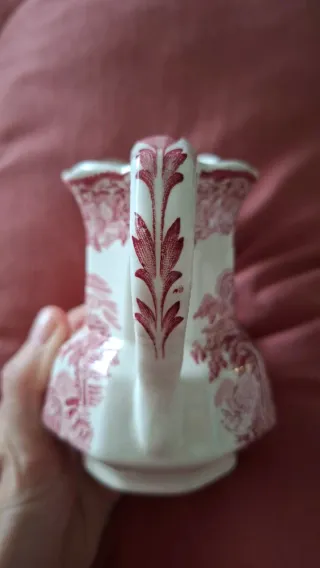 Jarra Enoch Wedgwood roja y blanca