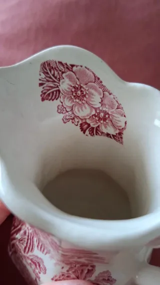 Jarra Enoch Wedgwood roja y blanca