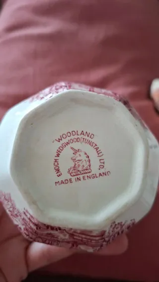 Jarra Enoch Wedgwood roja y blanca