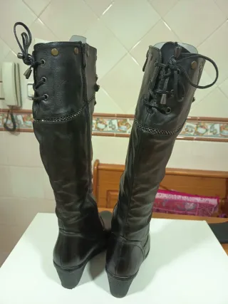 Botas Pirata Negras con Calaveras