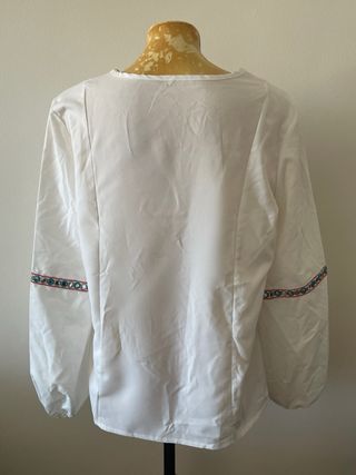 Blusa blanca bordada talla 42