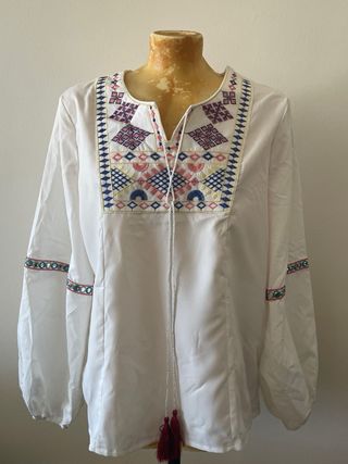 Blusa blanca bordada talla 42