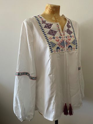 Blusa blanca bordada talla 42