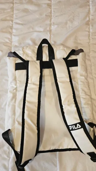 Mochila Fila acolchada blanca y negra