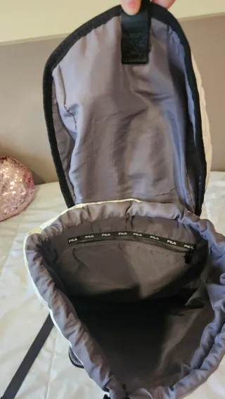 Mochila Fila acolchada blanca y negra