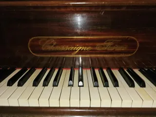 Piano de cola antiguo
