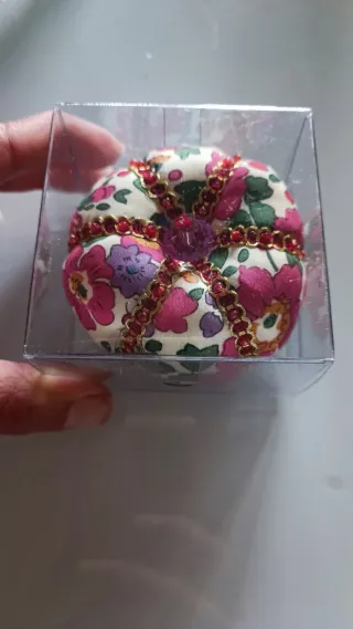 Puntaspilli decorato a forma di corona