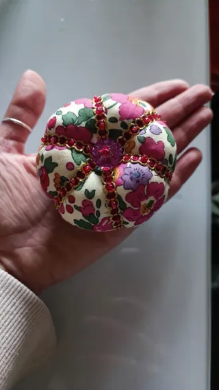 Puntaspilli decorato a forma di corona