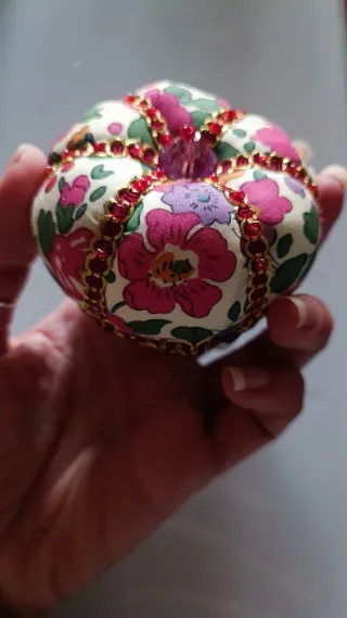 Puntaspilli decorato a forma di corona