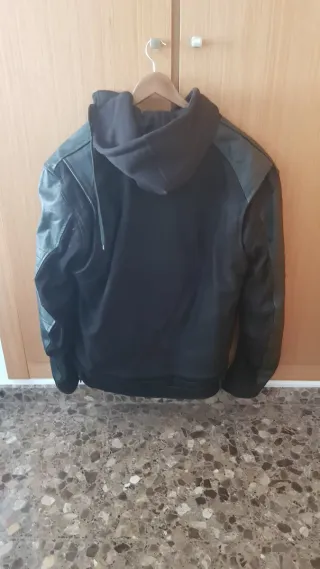 Chaqueta de moto piel negra con capucha
