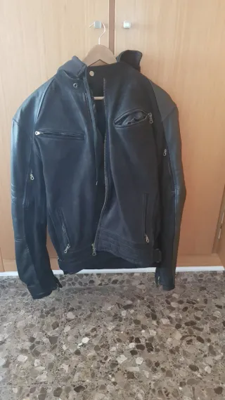 Chaqueta de moto piel negra con capucha