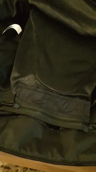 Chaqueta de moto piel negra con capucha