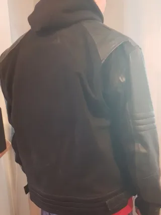 Chaqueta de moto piel negra con capucha