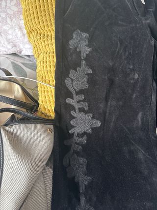 Pantalón bordado floral terciopelo negro