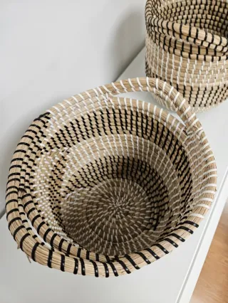 2 cestos de mimbre beige y negro