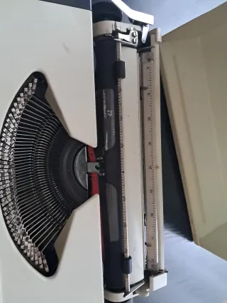 Máquina de escribir Olympia Traveller de Luxe