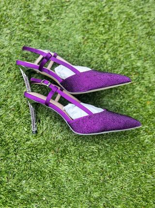 Zapatos de fiesta morados y plateados