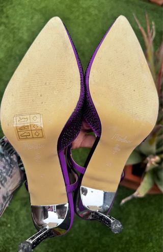 Zapatos de fiesta morados y plateados