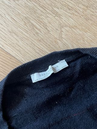 Sudadera fina negra con detalles rojos