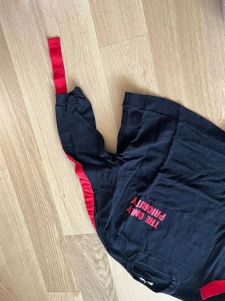 Sudadera fina negra con detalles rojos