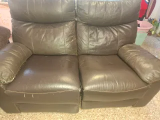 Sofá de piel marrón