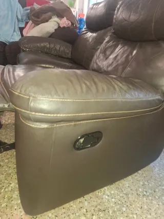 Sofá de piel marrón