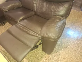 Sofá de piel marrón