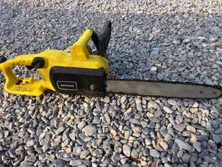 Motosierra eléctrica amarilla